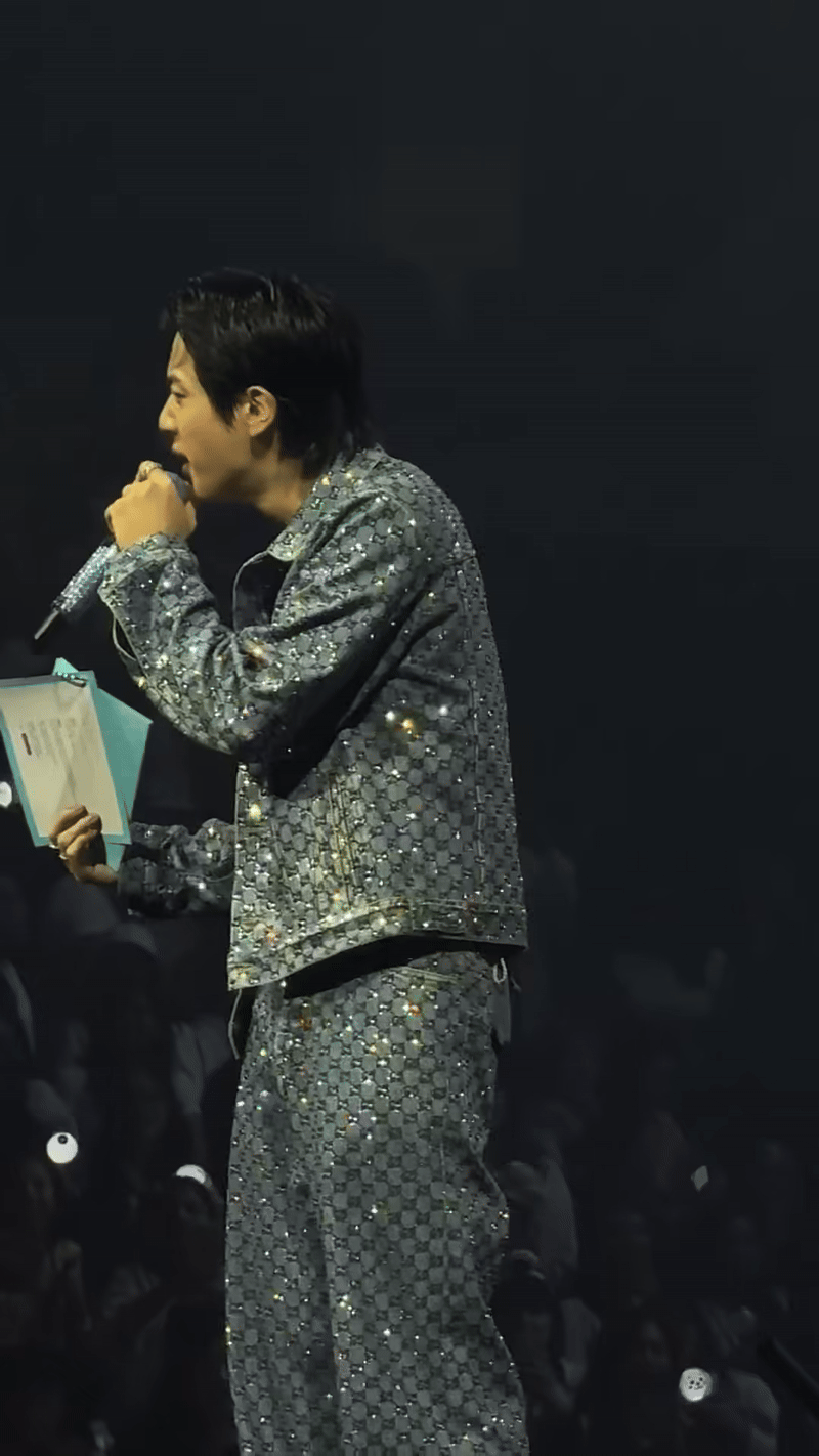 Đến lượt Jin (BTS) tái hiện màn kiss cam tai tiếng toàn cầu: "CEO ngoại tình" đây rồi, mà sao "cô HR" thì lạ lắm?- Ảnh 1.