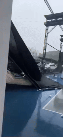 Mưa gió lớn làm sập loạt sân pickleball ở Hà Nội, mái tôn bay, người chơi tháo chạy- Ảnh 5.