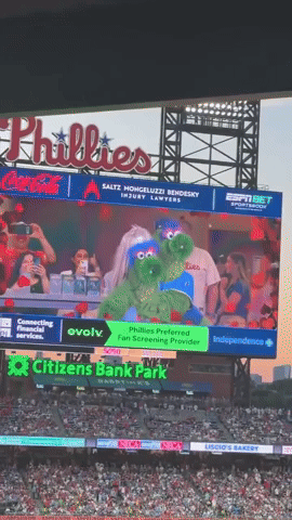 Cú "kiss cam" bắt gian tại trận Mascot Phillies giữa sân vận động, bối rối ngượng ngùng khi bị phát hiện- Ảnh 2. Cú "kiss cam" bắt gian tại trận Mascot Phillies giữa sân vận động, bối rối ngượng ngùng khi bị phát hiện- Ảnh 2.