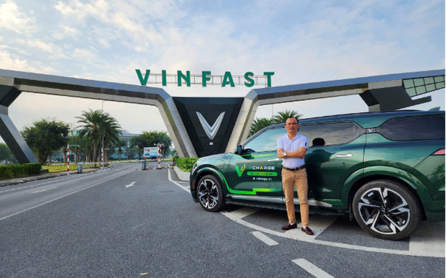 Dùng 2 đời VinFast VF 9, chủ xe đánh giá: "Xe VinFast ngày càng hoàn thiện và tốt hơn"- Ảnh 1.