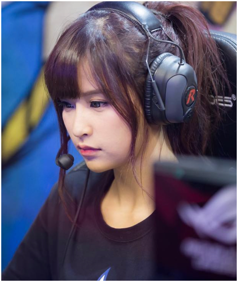 Dính ồn ào rò rỉ ảnh riêng tư với bạn trai cũ, nữ streamer càng "hot" không ngờ, follow tăng chóng mặt- Ảnh 3.