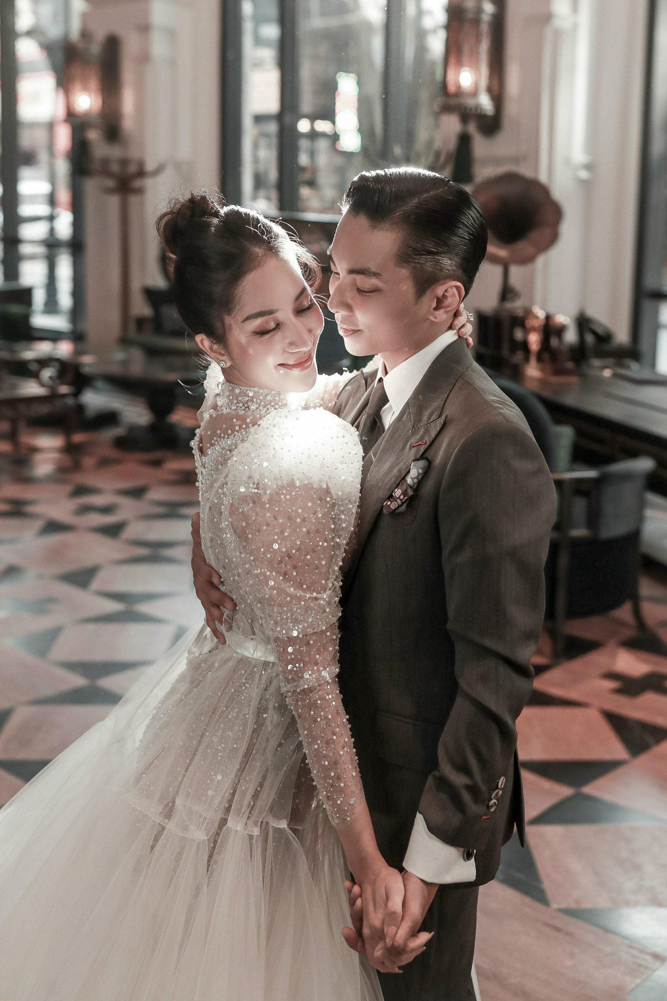 Chồng trẻ của Khánh Thi bị bắt đeo nhẫn cưới chấm Em Xinh, xứng trình "ông trùm nịnh vợ"- Ảnh 4.