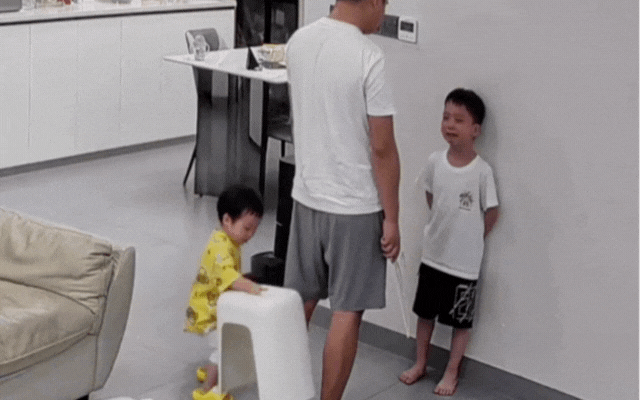 Cô bé 3 tuổi có pha xử lý biến cảnh đẫm nước mắt của gia đình thành một câu chuyện hề- Ảnh 1.