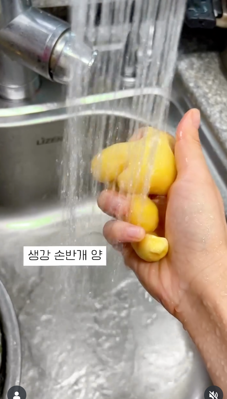 Cốc nước màu xanh ví như "collagen trẻ hóa da" được phái đẹp Hàn uống đều đặn mỗi ngày để da mịn dáng thon- Ảnh 9.