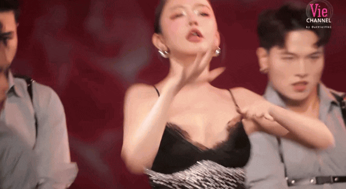 Chưa bao giờ thấy Bích Phương và Phương Ly nhảy sexy táo bạo cỡ này, Andree và Tăng Duy Tân chắc đang toát mồ hôi!- Ảnh 4.