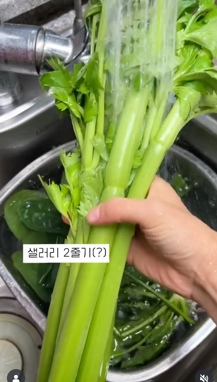 Cốc nước màu xanh ví như "collagen trẻ hóa da" được phái đẹp Hàn uống đều đặn mỗi ngày để da mịn dáng thon- Ảnh 6.