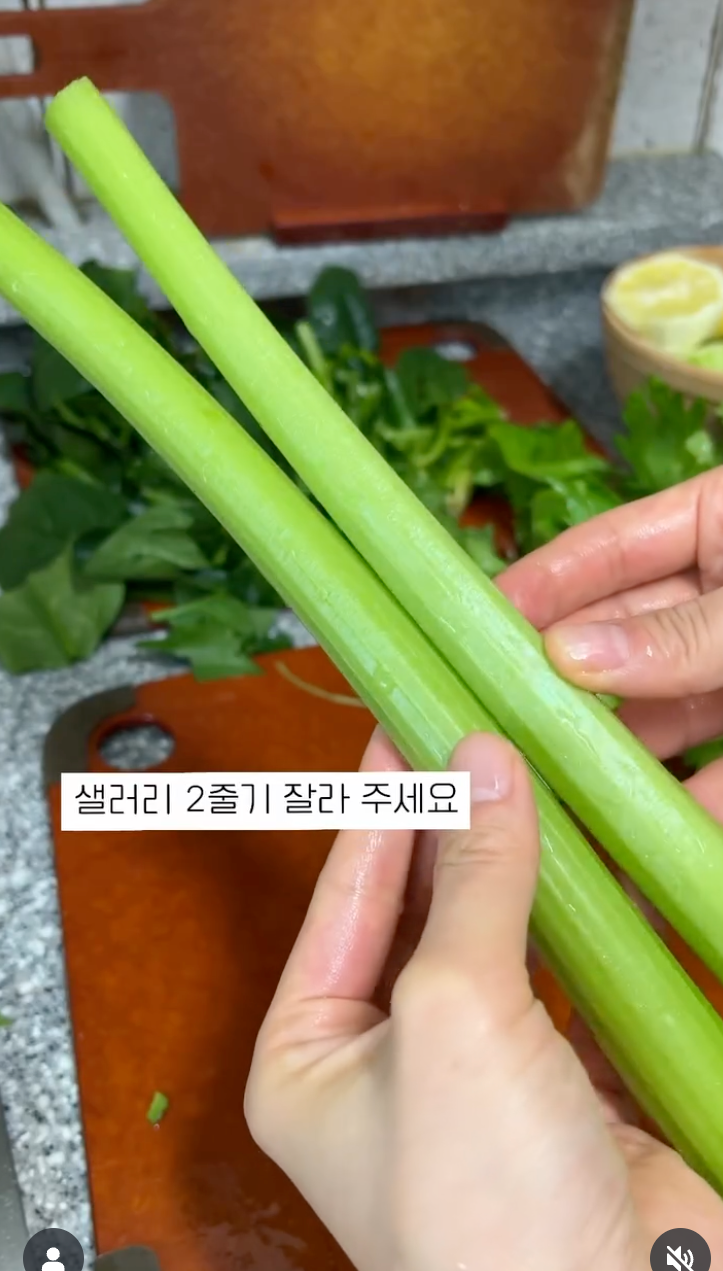 Cốc nước màu xanh ví như "collagen trẻ hóa da" được phái đẹp Hàn uống đều đặn mỗi ngày để da mịn dáng thon- Ảnh 7.