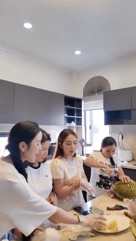 Chu Thanh Huyền bị mẹ Quang Hải "bóc phốt": Làm thì vuốt tóc vuốt tai, ăn thì nhanh như tên lửa- Ảnh 1.