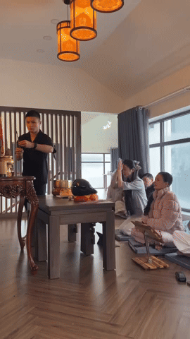 Quang Hải cùng cả gia đình chắp tay cầu nguyện cho các nạn nhân xấu số vụ lật tàu ở vịnh Hạ Long- Ảnh 1.