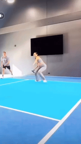 Bà bầu bụng vượt mặt vẫn chơi pickleball cực hăng máu, netizen chia phe tranh cãi nảy lửa- Ảnh 1.