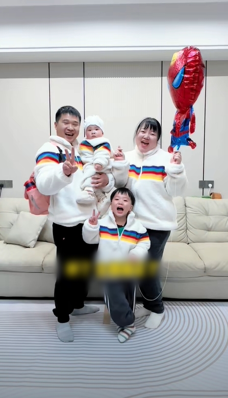Cô bé 3 tuổi có pha xử lý biến cảnh đẫm nước mắt của gia đình thành một câu chuyện hề- Ảnh 3.