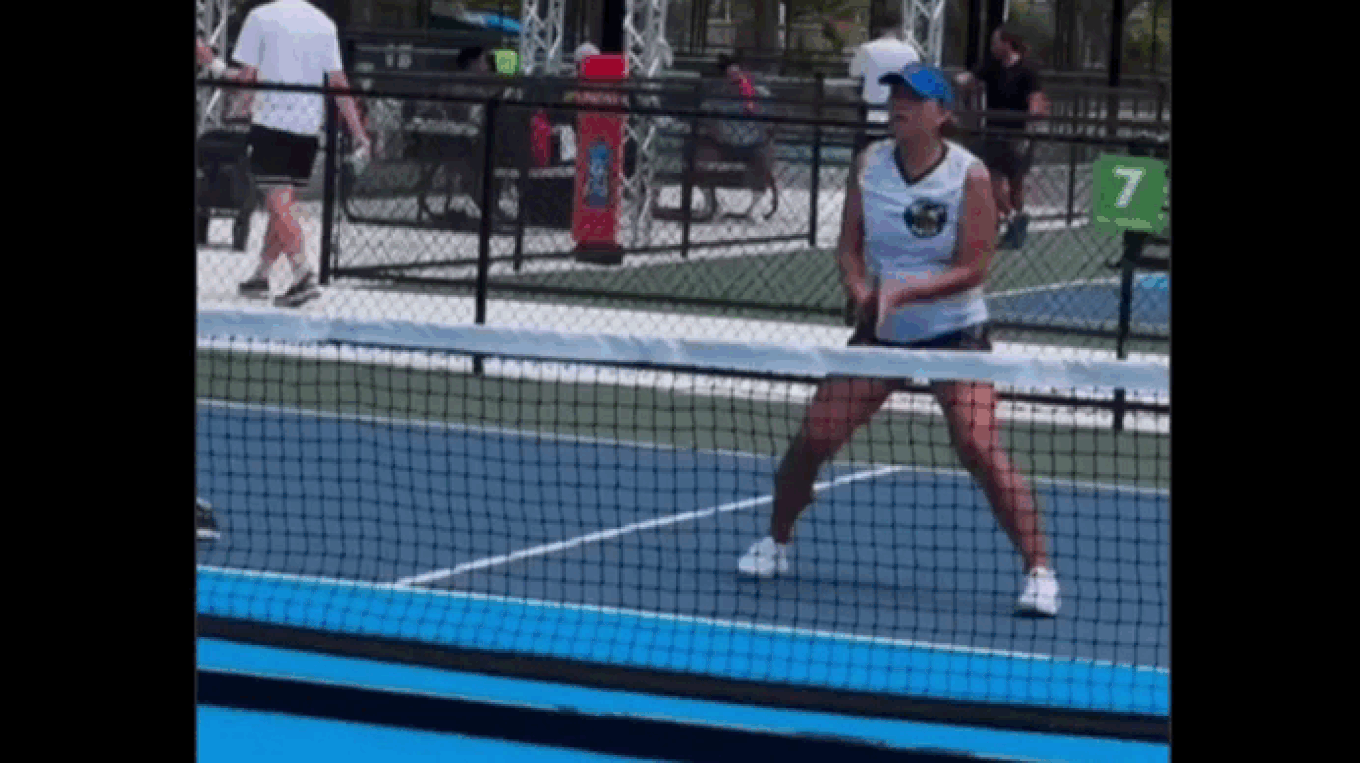 Bà bầu bụng vượt mặt vẫn chơi pickleball cực hăng máu, netizen chia phe tranh cãi nảy lửa- Ảnh 2.