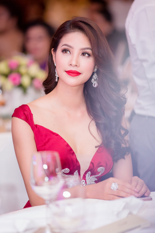 Hoa hậu Phạm Hương về Việt Nam giữa lúc chồng đại gia lộ dấu hiệu lạ?- Ảnh 9.
