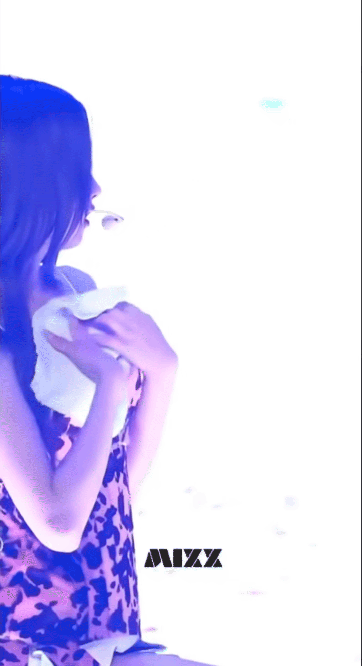 Video nữ ca sĩ lau người giữa concert hot khắp MXH vì sexy nghẹt thở, giọt mồ hôi "thần thánh" là có thật?- Ảnh 3.