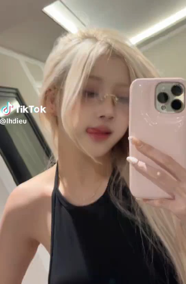 Nhan sắc quá xinh đẹp, hot girl "Rosé bản Việt" khiến CĐM tranh cãi- Ảnh 3. Nhan sắc quá xinh đẹp, hot girl "Rosé bản Việt" khiến CĐM tranh cãi- Ảnh 3.