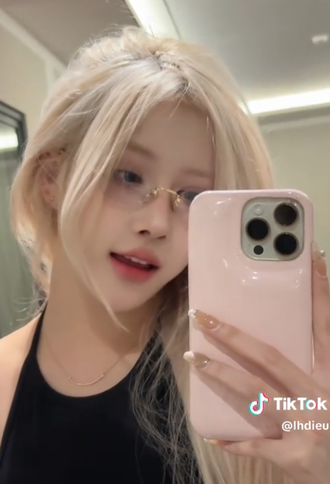 Nhan sắc quá xinh đẹp, hot girl "Rosé bản Việt" khiến CĐM tranh cãi- Ảnh 2. Nhan sắc quá xinh đẹp, hot girl "Rosé bản Việt" khiến CĐM tranh cãi- Ảnh 2.