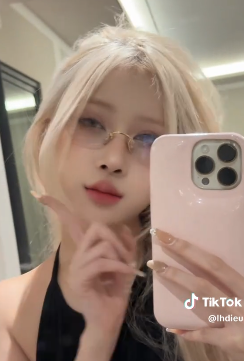 Nhan sắc quá xinh đẹp, hot girl "Rosé bản Việt" khiến CĐM tranh cãi- Ảnh 1. Nhan sắc quá xinh đẹp, hot girl "Rosé bản Việt" khiến CĐM tranh cãi- Ảnh 1.