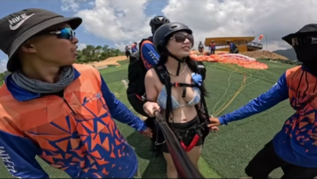 Khoe video "tập bay", hot girl khiến người xem ngỡ ngàng đến "sởn gai ốc"- Ảnh 2. Khoe video "tập bay", hot girl khiến người xem ngỡ ngàng đến "sởn gai ốc"- Ảnh 2.