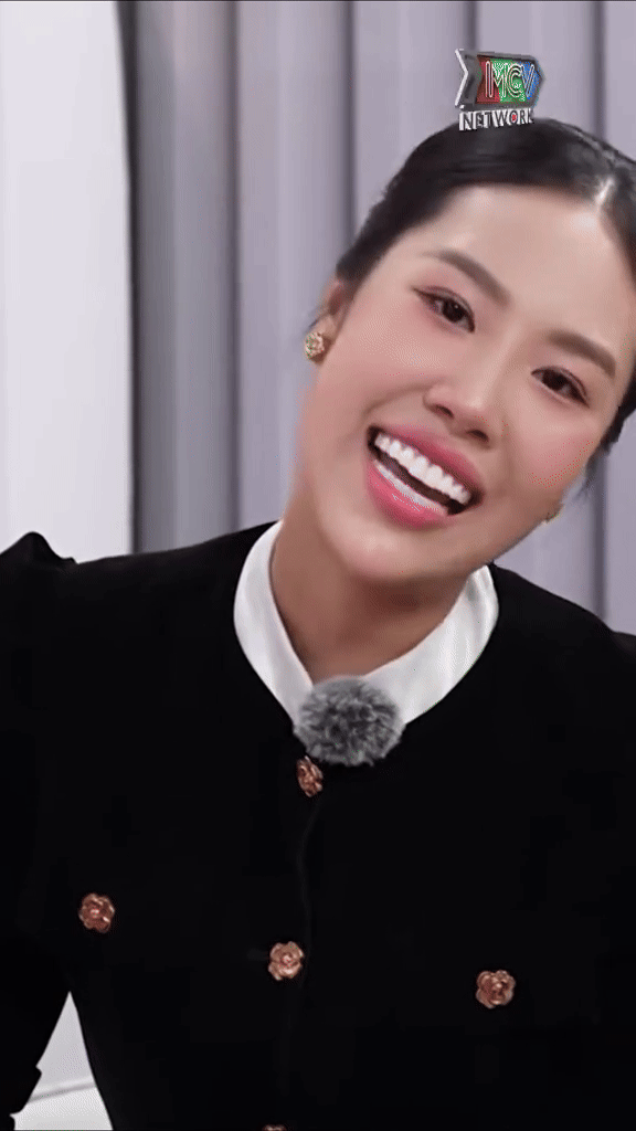 Biểu cảm của MC Vân Hugo trong talkshow với bạn gái kém 37 tuổi của nghệ sĩ Quang Minh gây xôn xao- Ảnh 1.