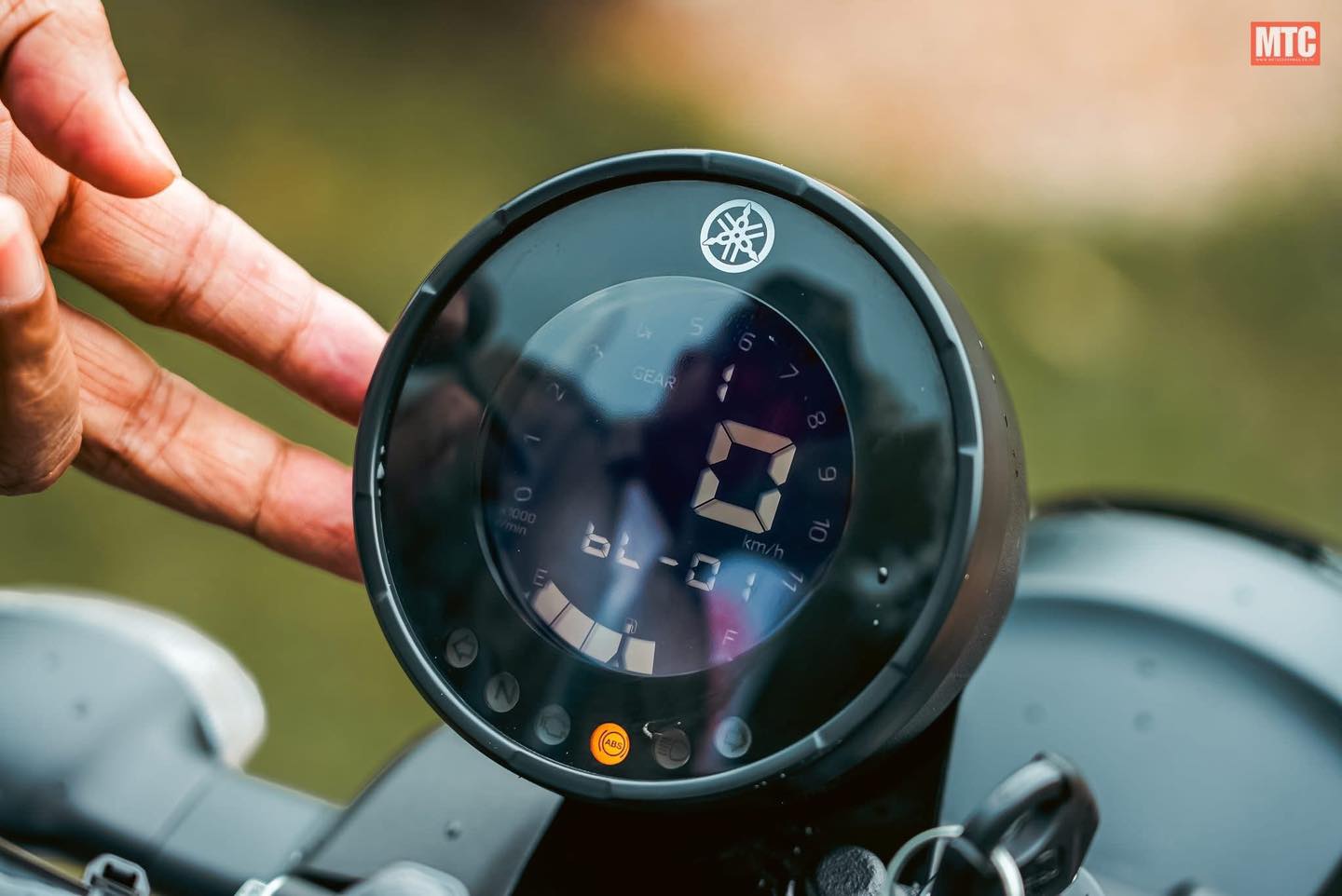 Xe Yamaha khách Việt mê mệt có bản mới: Màu sắc cực đẹp, loại bỏ đồng hồ cơ, thêm công nghệ phanh an toàn- Ảnh 6.