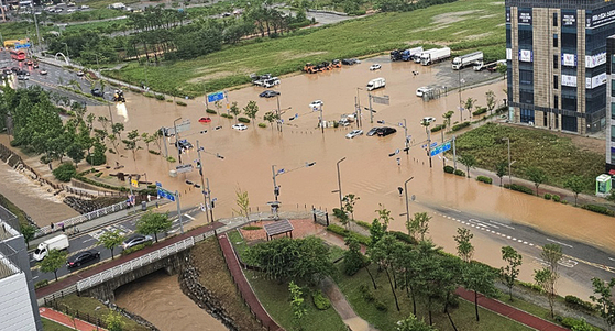 Toàn cảnh lũ lụt kinh hoàng ở Hàn Quốc: "Mặt đất đột nhiên sụt xuống, nước dâng lên đến tận cổ"- Ảnh 8.