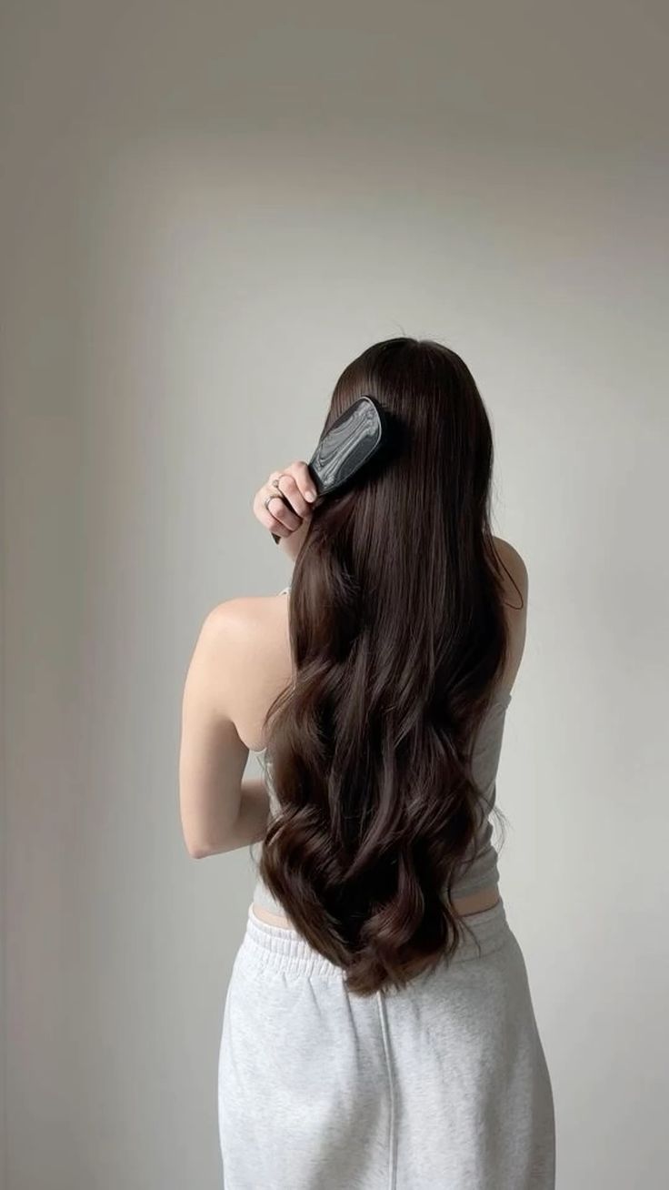 3 thói quen hoàn toàn MIỄN PHÍ giúp tóc mềm mượt và óng ả hơn- Ảnh 2.