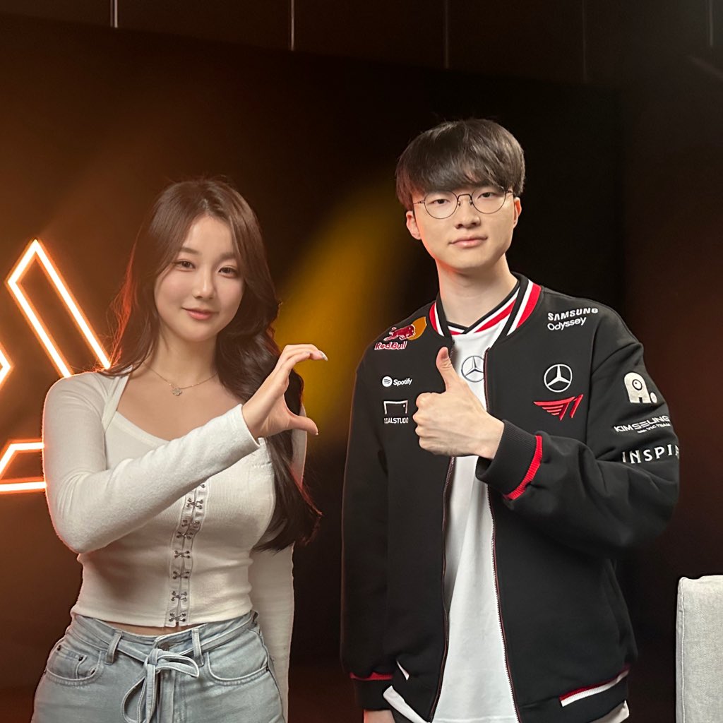 Faker "outplay" nữ MC, BLV xinh đẹp Kitty
