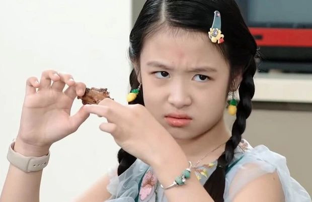 "Bé gái chuyên đọ sắc Hoa hậu", netizen hối làm gấp việc này khi 18 tuổi!- Ảnh 3.