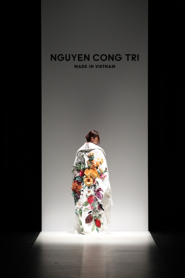 Những thiết kế đưa tên tuổi của NTK Công Trí thành "anh cả làng mốt Việt"- Ảnh 29. Những thiết kế đưa tên tuổi của NTK Công Trí thành "anh cả làng mốt Việt"- Ảnh 29.