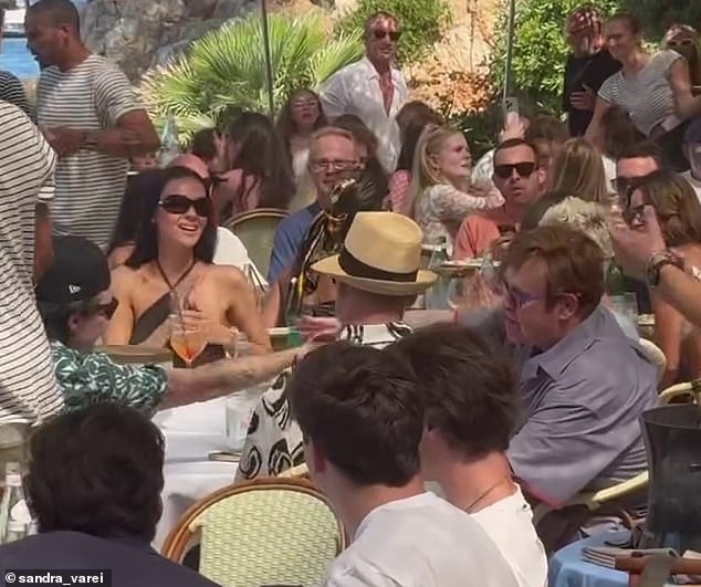 Nhân vật bí ẩn ra tay hoà giải rạn nứt nhà Beckham với vợ chồng con trai cả, Victoria bất ngờ có động thái mới- Ảnh 1.