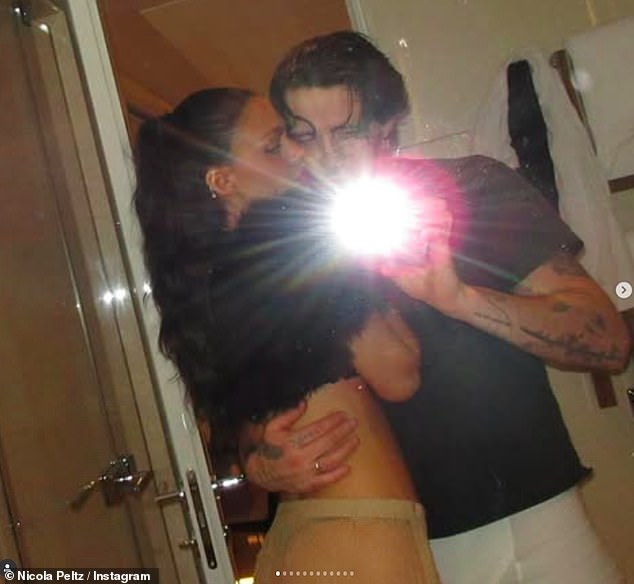 Sau loạt ảnh bán nude gây sốc, dâu cả nhà Beckham lại lộ ảnh gợi cảm giữa drama gia đình- Ảnh 2.
