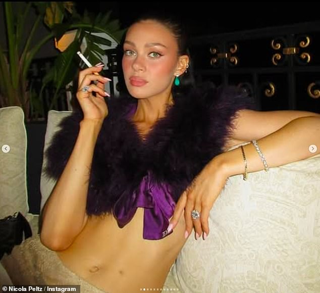 Sau loạt ảnh bán nude gây sốc, dâu cả nhà Beckham lại lộ ảnh gợi cảm giữa drama gia đình- Ảnh 1.