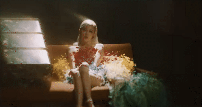 2 MV đưa sự nghiệp Rosé (BLACKPINK) bùng nổ toàn cầu đều có dấu ấn của NTK Công Trí- Ảnh 4.