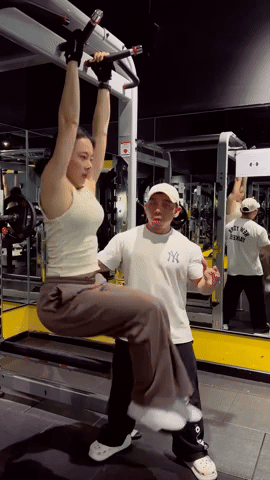 Angela Phương Trinh vai đô như lực sĩ nhưng vòng 2 bé tí, HLV Phạm Văn Mách hé lộ 2 bài tập giúp eo thon- Ảnh 3.