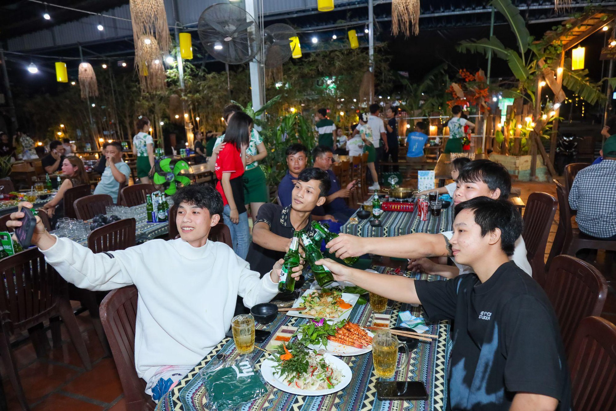 Quẩy tiệc hết mình, gặp idol vui hết cỡ: Huda bật tung năng lượng cho các bạn trẻ miền Nam tại biển trong phố- Ảnh 1. Quẩy tiệc hết mình, gặp idol vui hết cỡ: Huda bật tung năng lượng cho các bạn trẻ miền Nam tại biển trong phố- Ảnh 1.