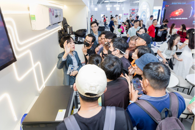 Một siêu thị điện máy đón hơn 2.000 lượt khách trong sự kiện ra mắt brandzone AI- Ảnh 2. Một siêu thị điện máy đón hơn 2.000 lượt khách trong sự kiện ra mắt brandzone AI- Ảnh 2.