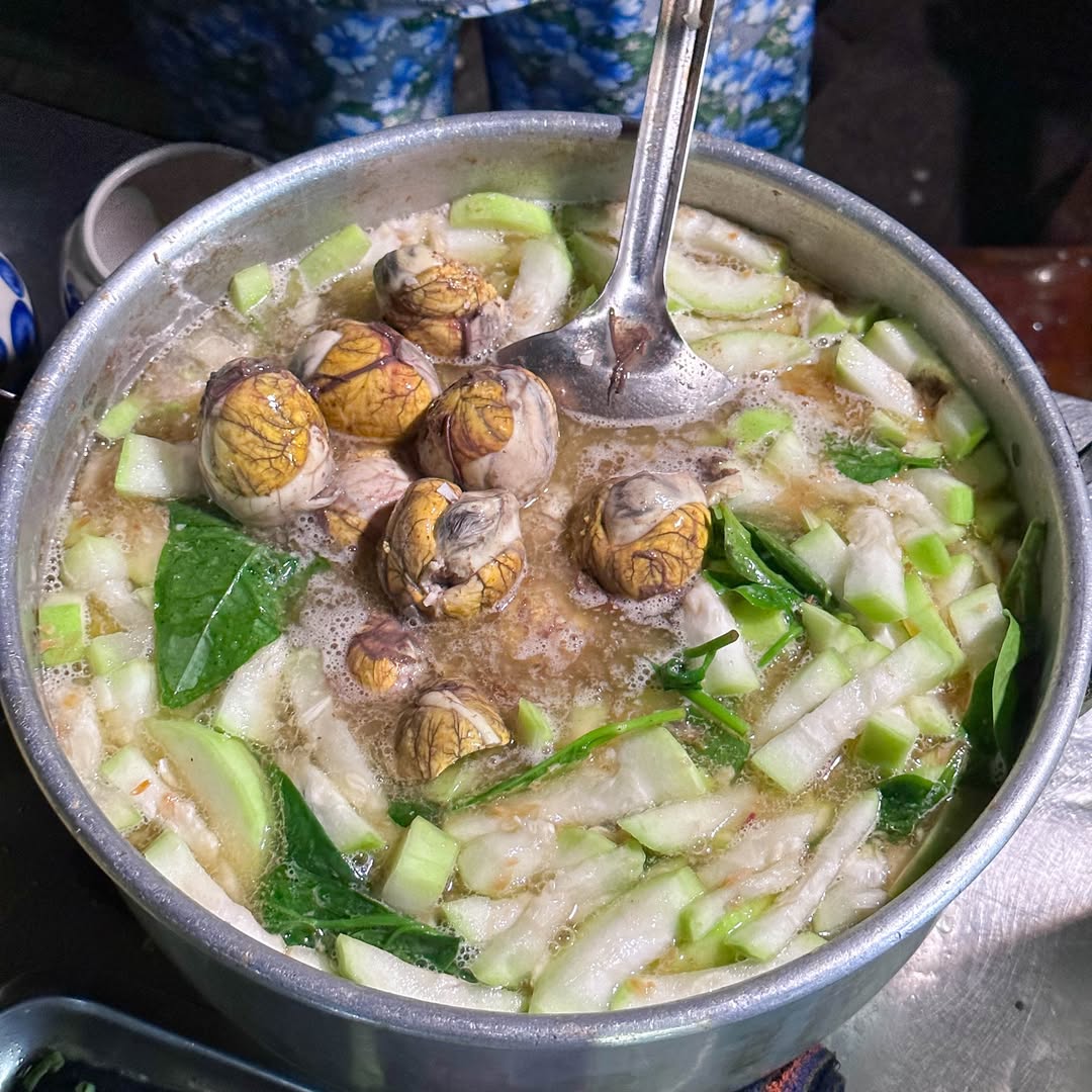 Trứng vịt lộn kiểu Huế: Cách người Huế biến một món ăn dân dã thành đặc sản ai cũng muốn thử một lần- Ảnh 2. Trứng vịt lộn kiểu Huế: Cách người Huế biến một món ăn dân dã thành đặc sản ai cũng muốn thử một lần- Ảnh 2.