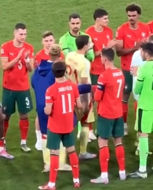 "Thần đồng" Lamine Yamal bị chỉ trích thậm tệ vì thái độ với Ronaldo, 18 tuổi đã ăn chơi, vướng vào drama tình ái- Ảnh 2.