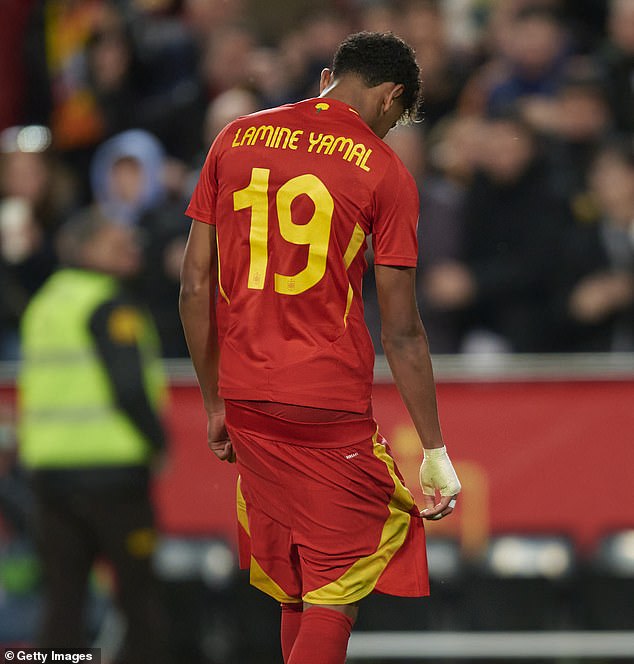 "Thần đồng" Lamine Yamal bị chỉ trích thậm tệ vì thái độ với Ronaldo, 18 tuổi đã ăn chơi, vướng vào drama tình ái- Ảnh 3.