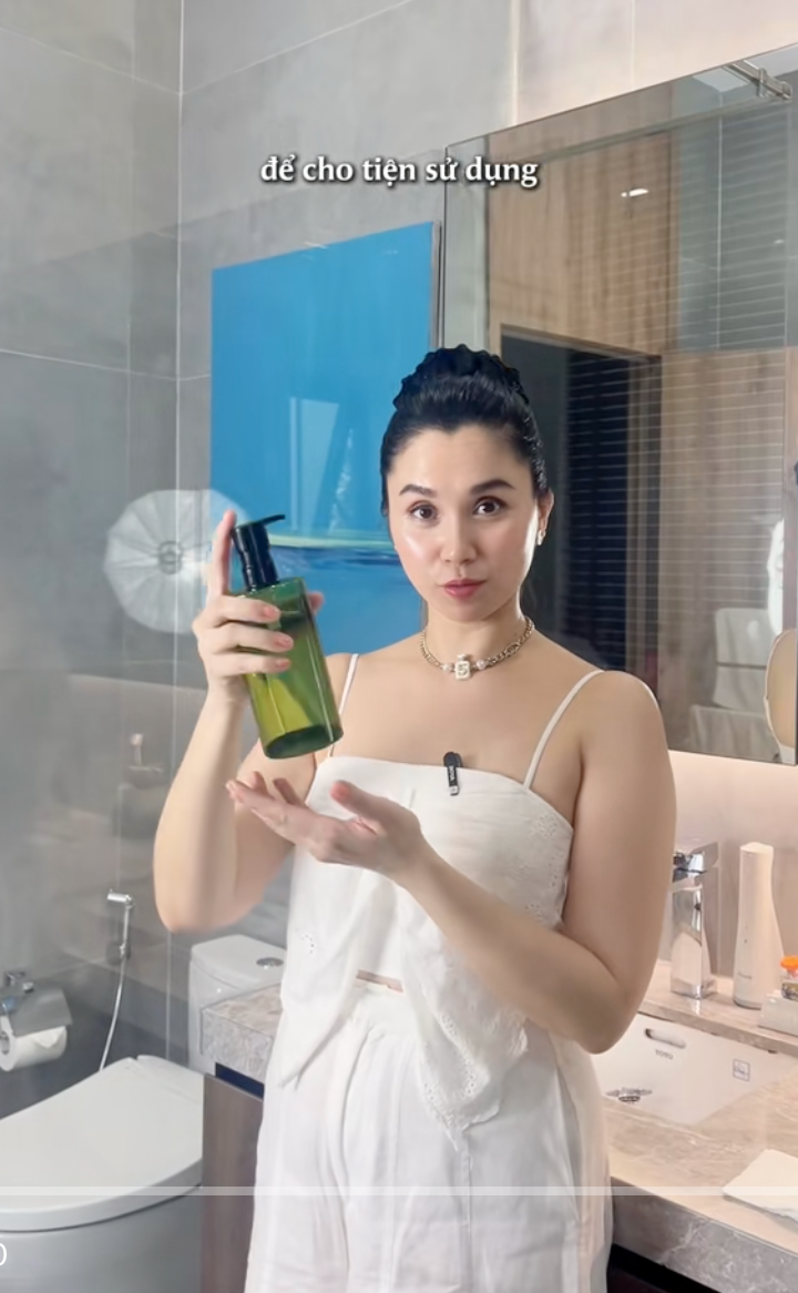 Ngoài 40 tuổi vẫn giữ làn da trắng mịn, “chị bán gạo” nổi tiếng dùng dầu dừa để dưỡng nhan suốt 15 năm- Ảnh 2.
