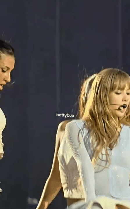 BLACKPINK khiến fan liên tục “toát mồ hôi” vì màn trình diễn trên sân khấu- Ảnh 6.