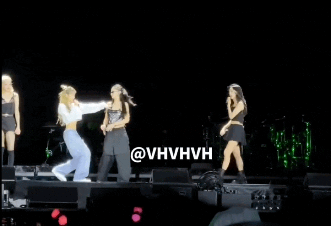 BLACKPINK khiến fan liên tục “toát mồ hôi” vì màn trình diễn trên sân khấu- Ảnh 2.