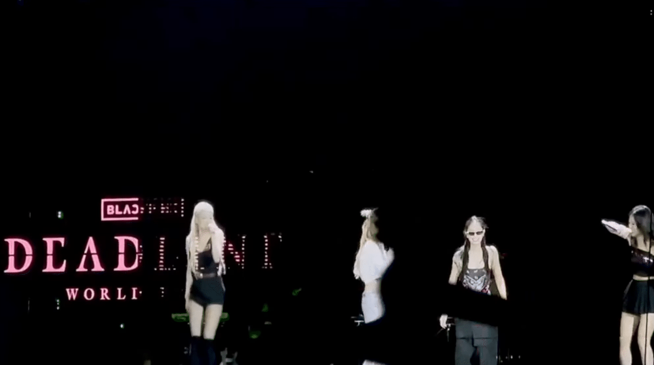 BLACKPINK khiến fan liên tục “toát mồ hôi” vì màn trình diễn trên sân khấu- Ảnh 1.