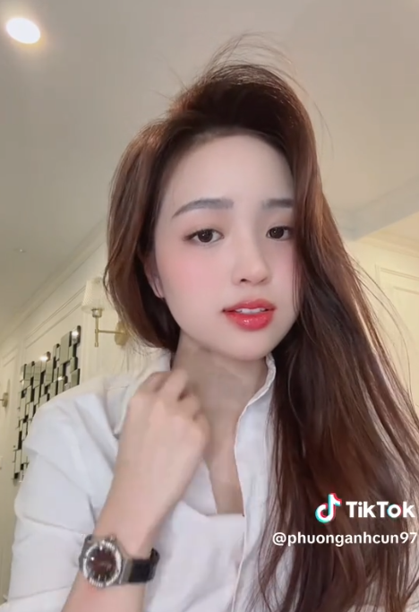 "Hot girl thư ký" lộ khoảnh khắc khiến fan nam rần rần mong muốn được che chở- Ảnh 1.