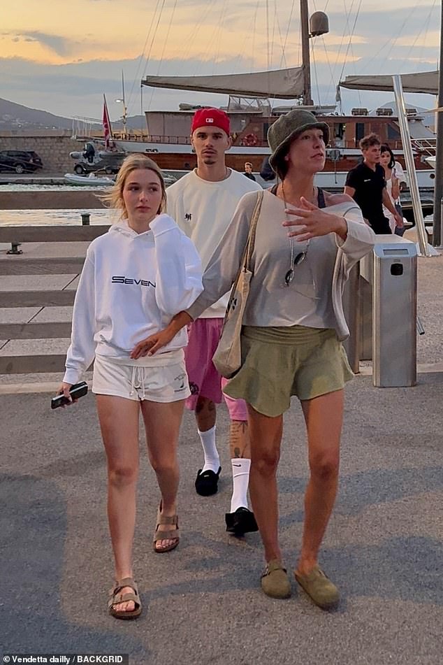 Paparazzi "tóm dính" tiểu thư Harper Beckham đi dạo phố, nhan sắc thiếu nữ tuổi 14 cùng đôi chân dài gây sốt!- Ảnh 1.