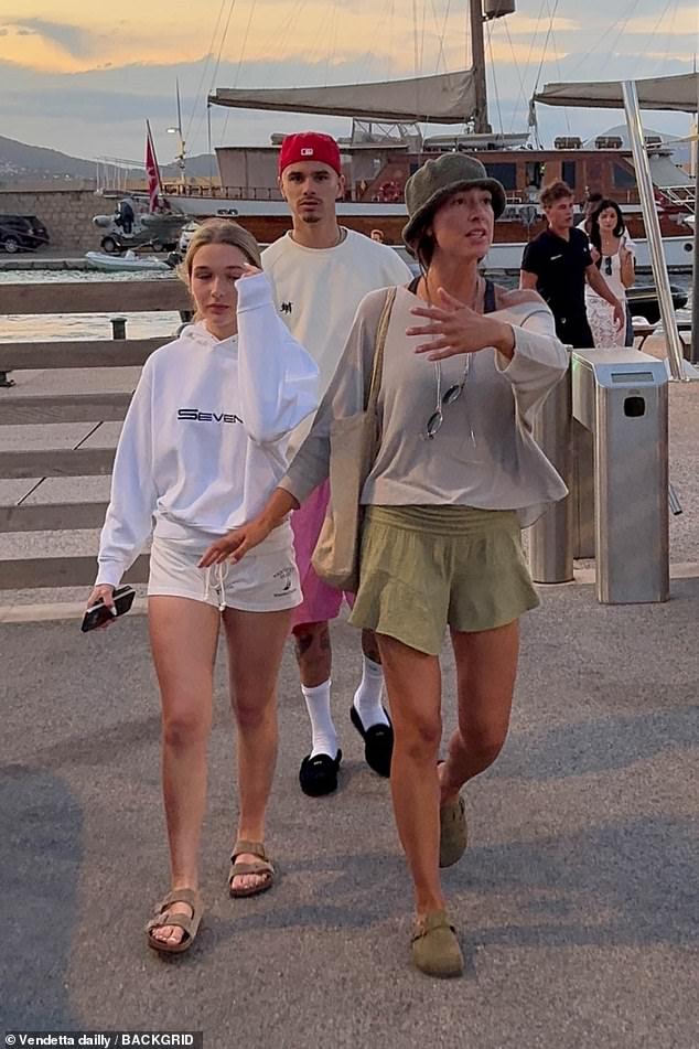 Paparazzi "tóm dính" tiểu thư Harper Beckham đi dạo phố, nhan sắc thiếu nữ tuổi 14 cùng đôi chân dài gây sốt!- Ảnh 2.