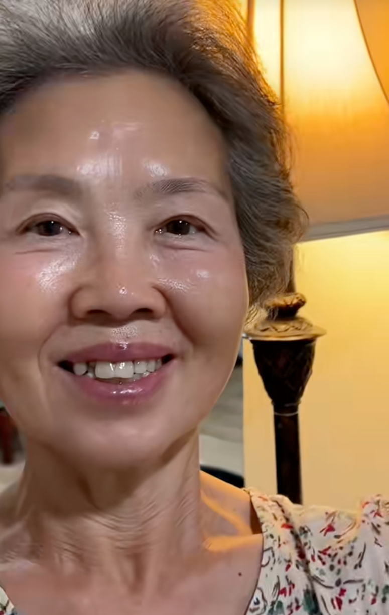 Quý cô người Hàn Quốc khoe làn da tuổi 66 của mẹ, bật mí bước chăm da bà làm mỗi ngày trong suốt 30 năm- Ảnh 12.
