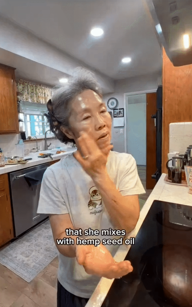 Quý cô người Hàn Quốc khoe làn da tuổi 66 của mẹ, bật mí bước chăm da bà làm mỗi ngày trong suốt 30 năm- Ảnh 9.