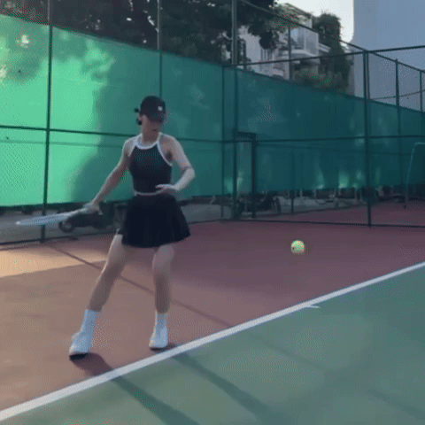Miu Lê diện váy ngắn khoe body cực cháy tập tennis,"flex" vợt do "chồng yêu" tặng, bạn trai thiếu gia phản ứng gây chú ý- Ảnh 1.