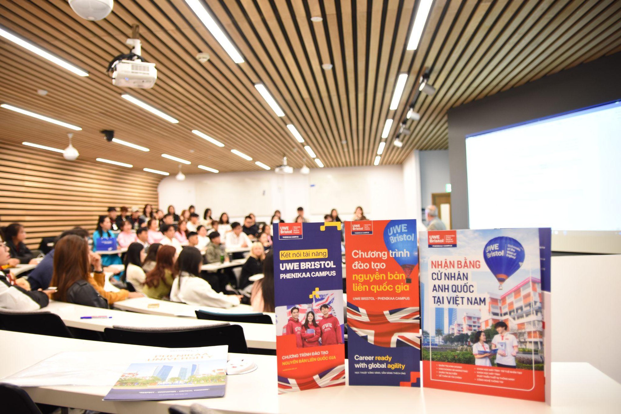 Xét tuyển Đại học 2025: Ưu tiên năng lực hơn điểm số, nhận bằng cấp quốc tế chuẩn Anh quốc- Ảnh 3.